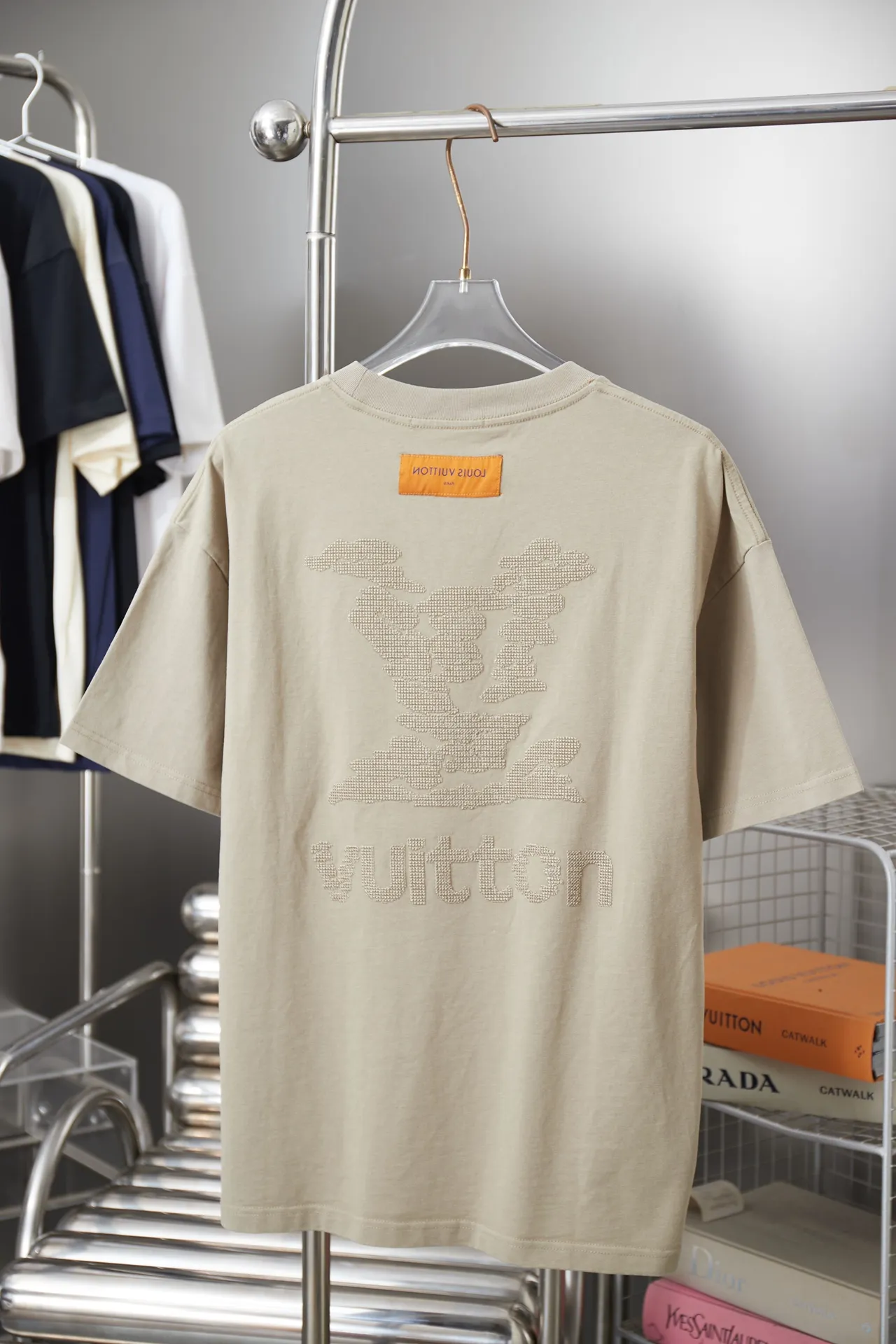 🅿️200 1V 25SS early spring new style short sleeves with embroidered letters, light luxury, a must-have item for daily commuting for men and women, correct version, welcome to compare, detailed features · 320 grams of 100% pure cotton double yarn jersey fabric · Special thickened 32 pieces of double yarn 1X1 thread in the same vat · Imported Tajima machine hollow embroidered letter logo. Ready-made garments are washed to make the embroidery softer · Double-needle sewing and cross-seam technology · Original main mark, washed tag, brand moisture-proof paper packaging Color: black/white/khaki Size: S/M/L/XL
